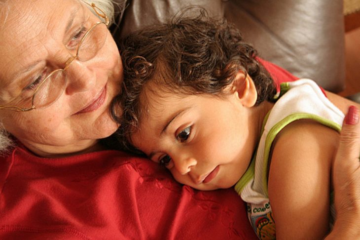 abuela con nieto sobre su pecho