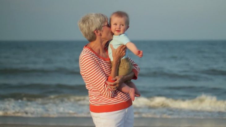 abuela con nieto en la playa