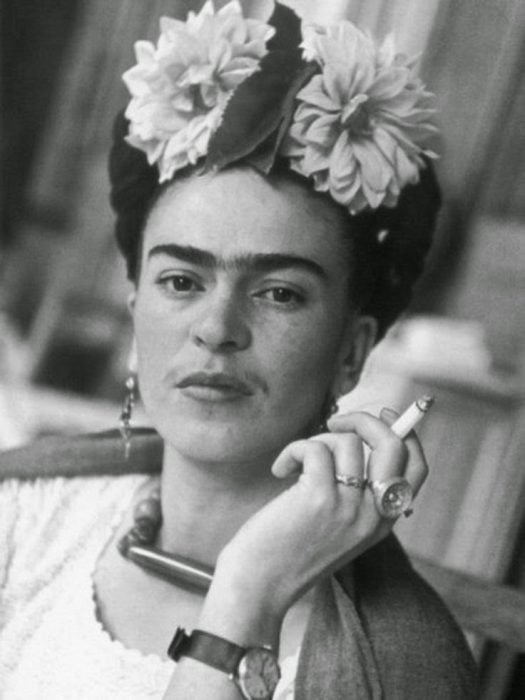Frida Kahlo en su casa de coyoacan en 1938