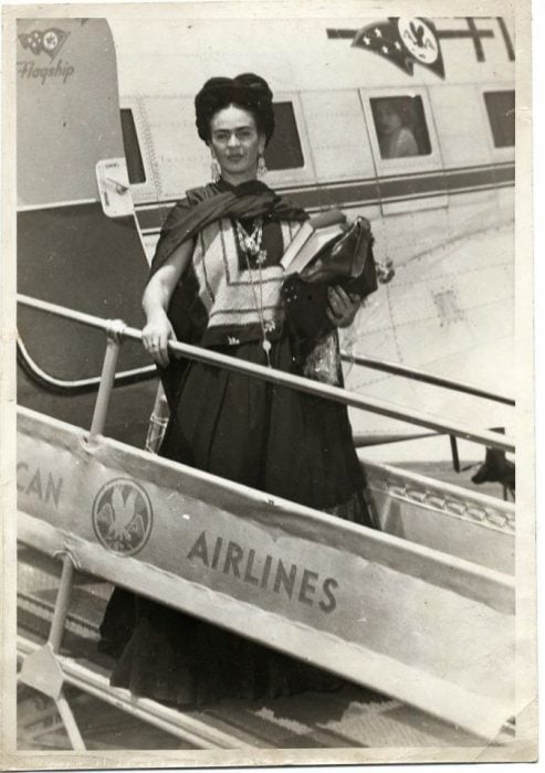 Frida Kahlo bajando del avión en su llegada a Nueva York 
