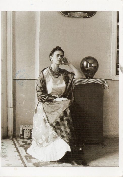 Frida Kahlo en el taller de Manuel Álvarez Bravo en 1932