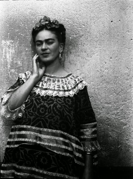 Frida Kahlo fotografiada por leo matiz en su casa de coyoacán