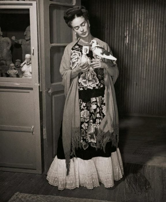 Frida Kahlo junto a un pájaro fotografía por juan Guzman en 1930