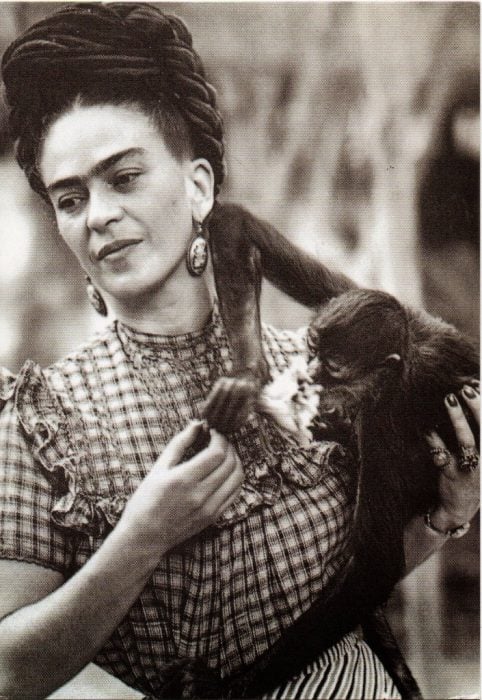 Frida Kahlo con su mono fotografía en la ciudad de México 1944