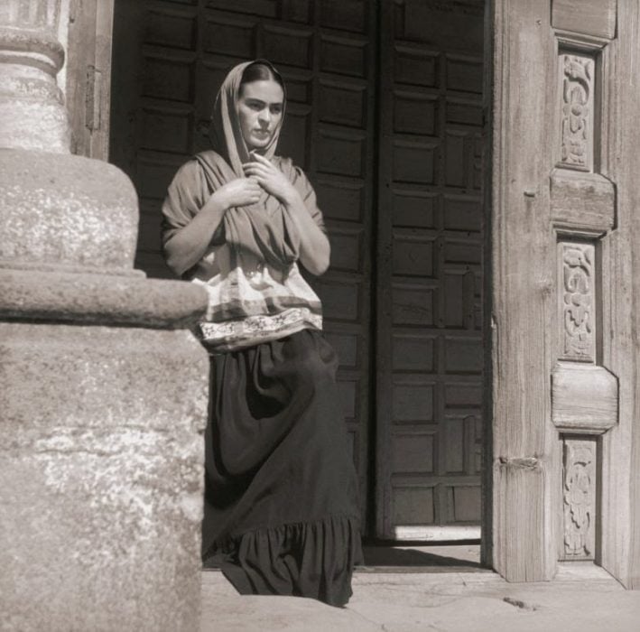 Frida Kahlo saliendo de la iglesia, fotograía de Fritz Henle en 1937