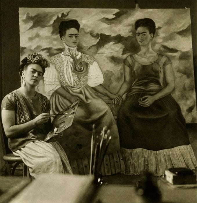 Frida Kahlo pintando el cuadro "Las dos Fridas"