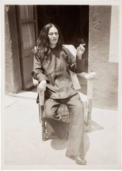  Frida Kahlo sentada en una silla después de una operación en 1946. 