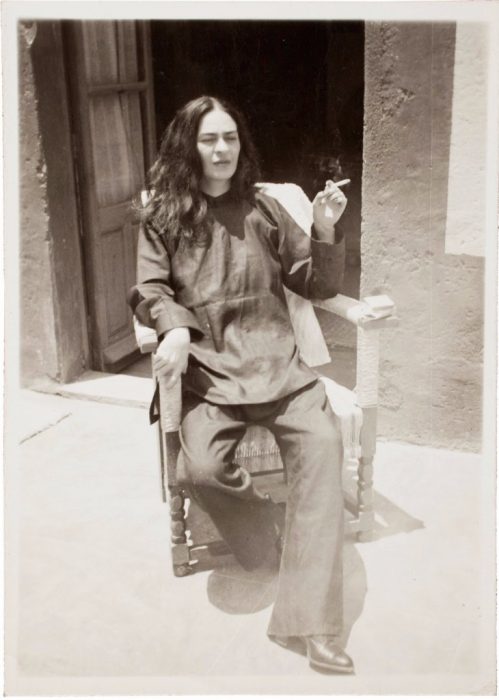  Frida Kahlo sentada en una silla después de una operación en 1946. 