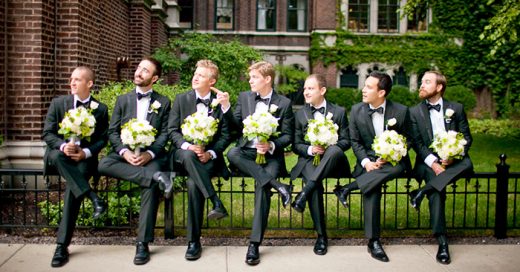 ideas de poses creativas para los padrinos en una boda