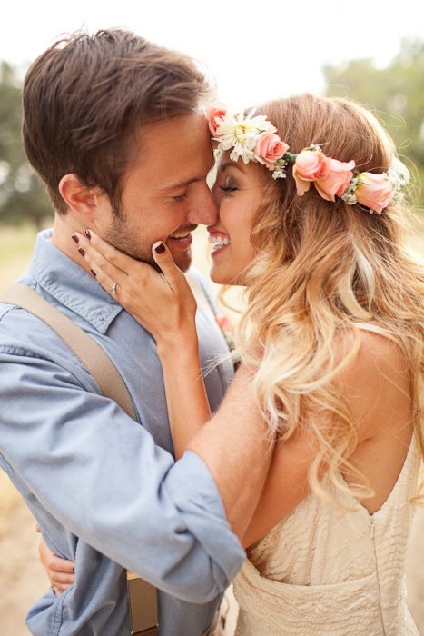 Pareja de novios besándose 