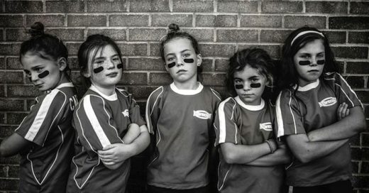 la fotógrafa Kate T. Parker toma fotos a sus hijas sin muñecas o tutús rosa como las típicas fotos, para demostrar que ser fuertes es la nueva belleza