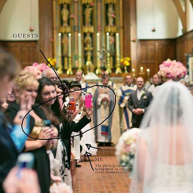 Invitados tapando la vista del fotógrafo mientras observan a la novia
