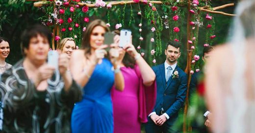 recomendación de un fotógrafo para que los invitados de una boda no saquen sus celulares ya que arruinan la fotos del evento