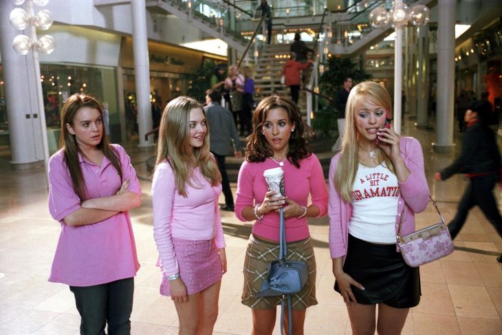 Escena de la película chicas pesadas cady viendo a las demás en un centro comercial