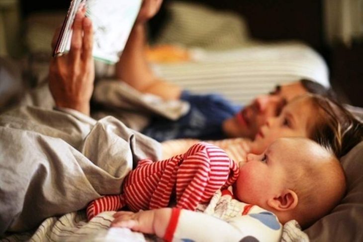 papá leyendo cuentos a niños pequeños