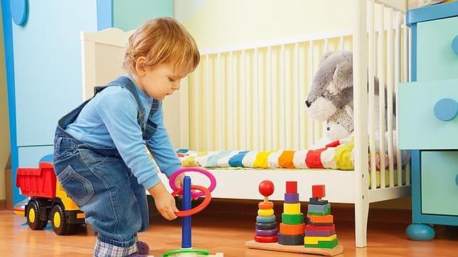 niño pequeño jugando con bloques de madera