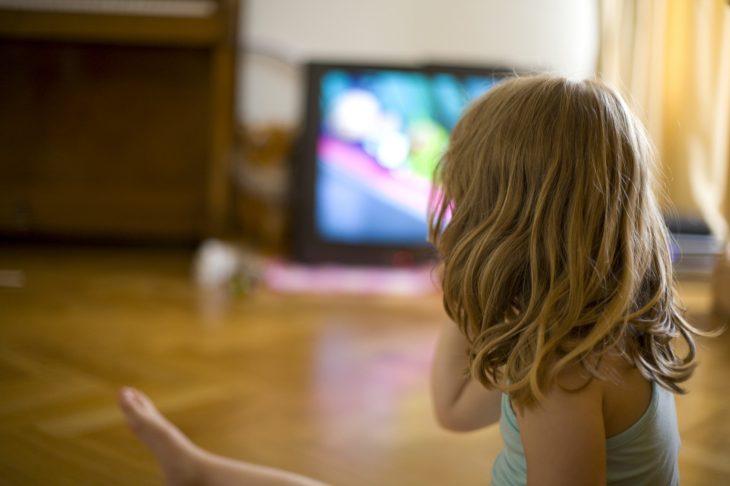 niña viendo tv