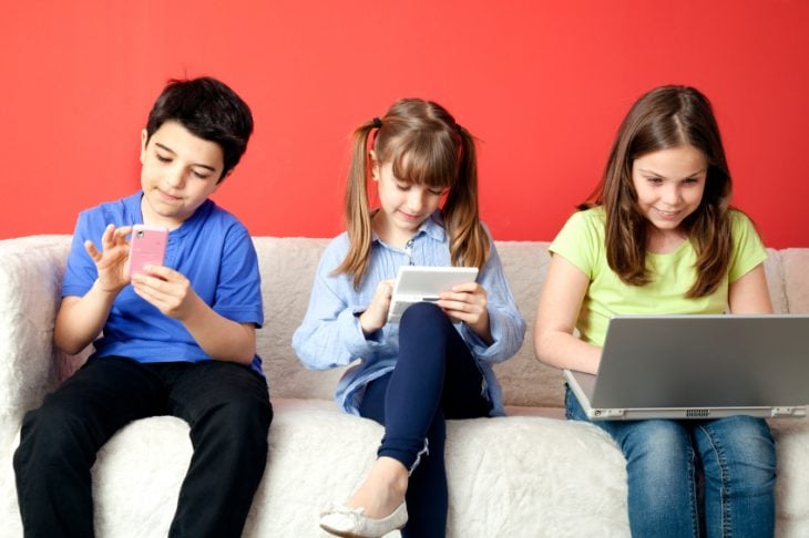 niños con dispositivos electrónicos