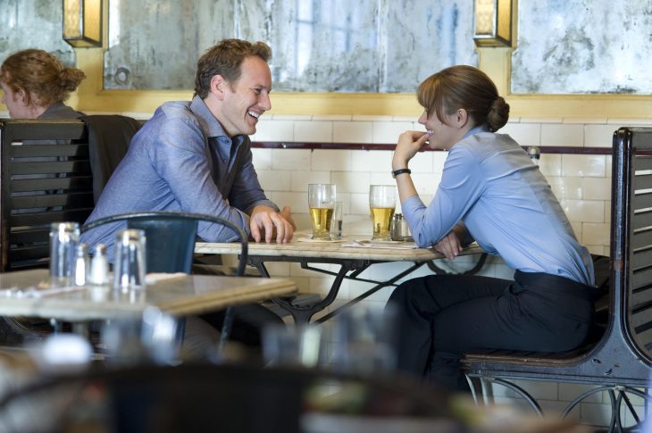 Escena de la película un despertar glorioso pareja conversando en un bar 