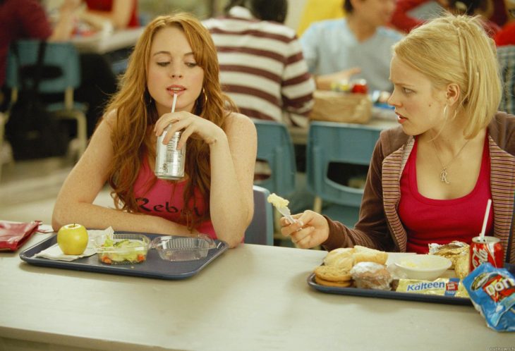 Escena de la película chicas pesadas, regina y cady comiendo 