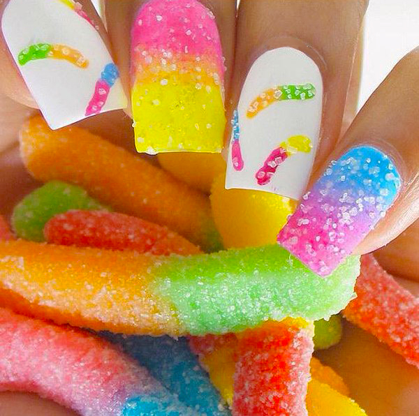 Uñas inspiradas en postres pintadas como gomitas con azucar