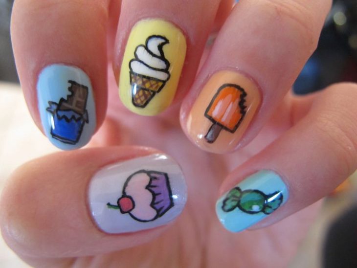 Uñas inspiradas en postres. Diseño con estampas de dulces 