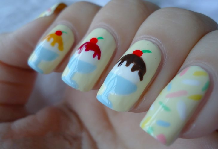 Uñas inspiradas en postres diseño con copas de nieve 