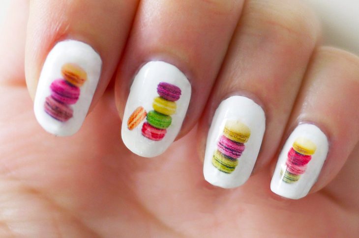 Uñas inspiradas en postres. Diseño con estampas de macarrones 