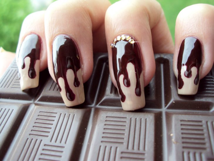 Uñas inspiradas en postres con chocolate derretido 