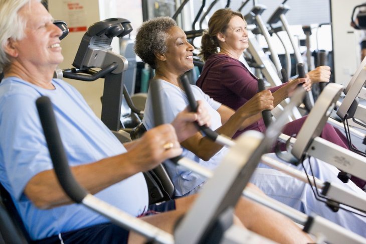 adultos mayores en gimnasio