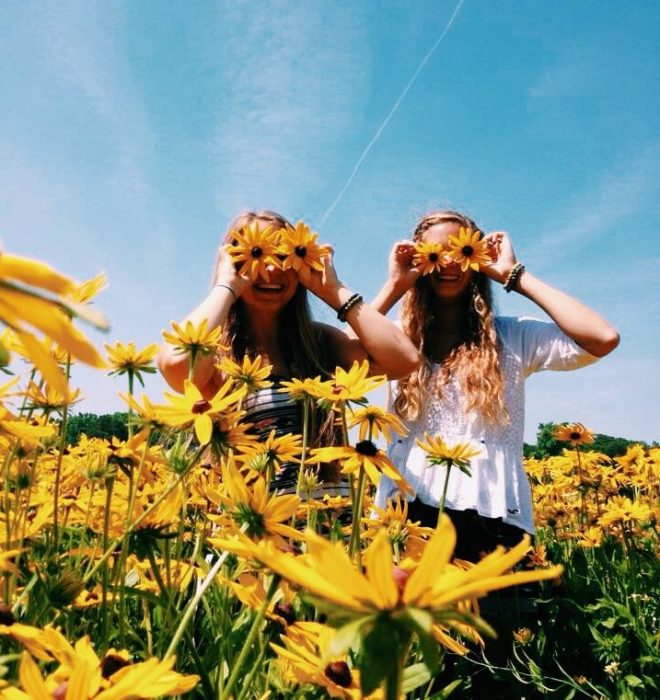 amigas en campo de flores