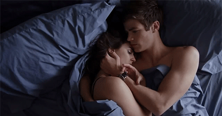 gif pareja se abraza en cama