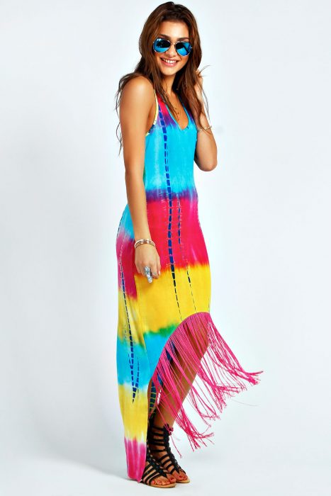 chica con vestido en colores vivos