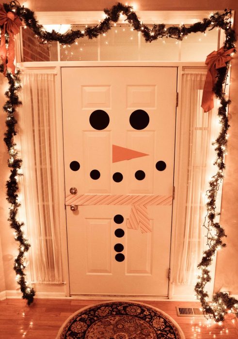 Puerta decorada como un mono de navidad 