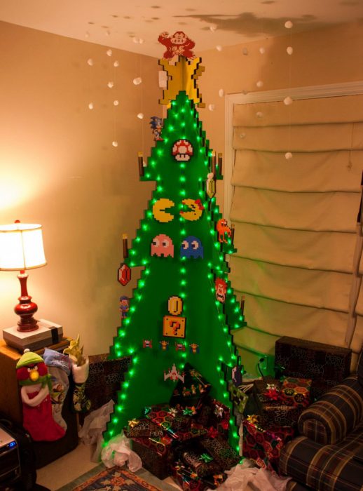 Árbol decorado con los fantasmas de pacman 