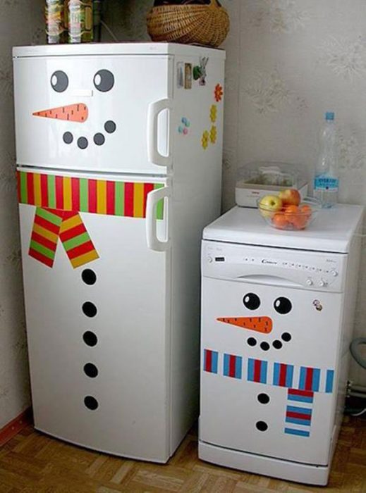 Electrodomésticos decorados con monos de nieve 