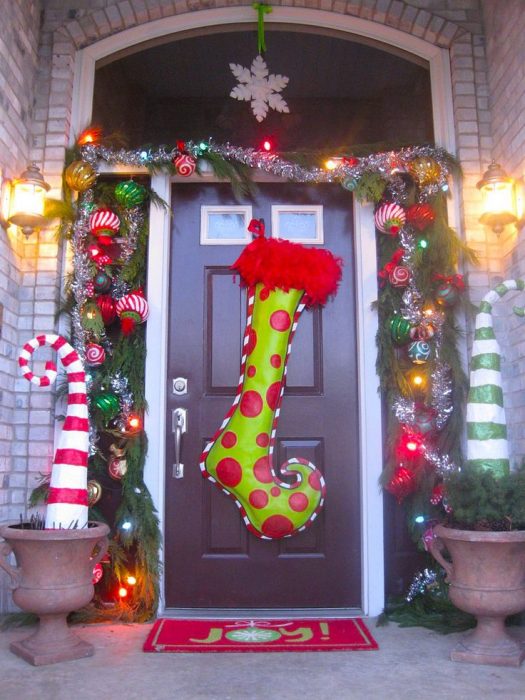 Puerta de una casa con una bota gigante de color verde