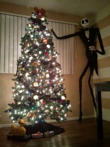 Jack decorando un árbol de navidad 