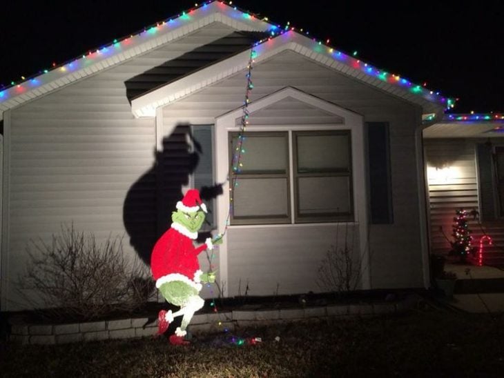 Grinch robándose las luces navideñas