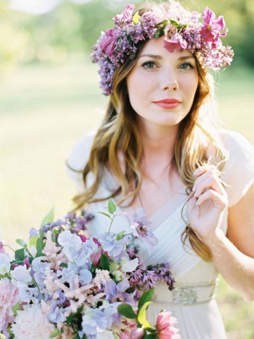 mujer con cabello suelto y corona de flores