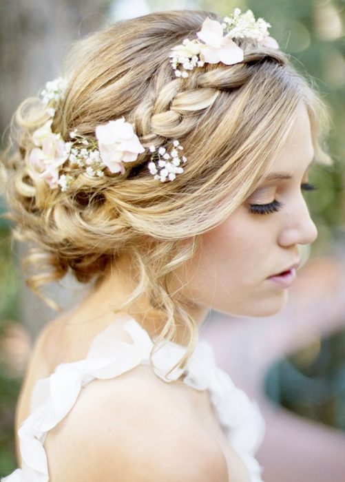 mujer con el cabello trenzado y flores