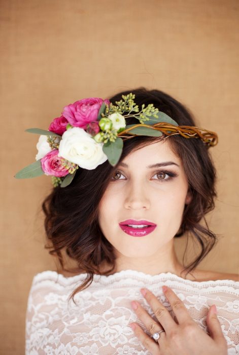 chica con fcorona de flores y peinado de lado