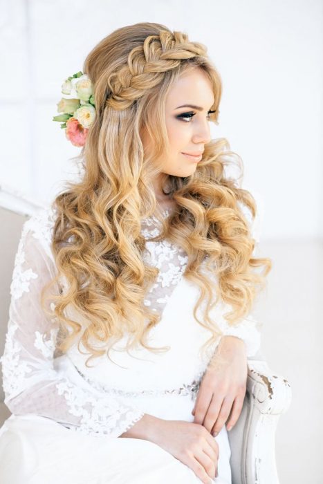 mujer peinada con ondas y flores 