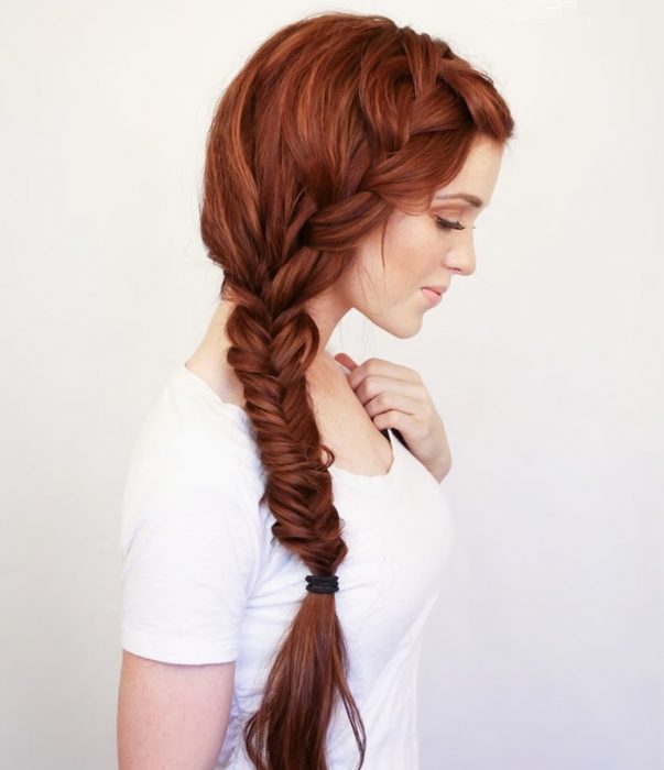 mujer con cabello rojo trenzado