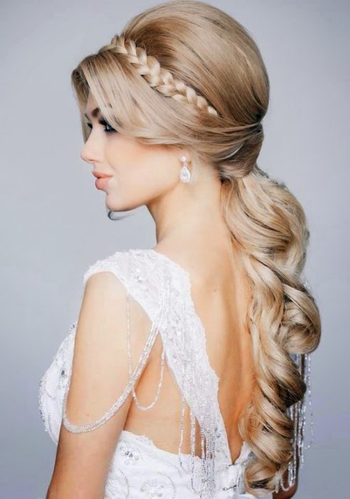 novia con cabello recogido estilo princesa