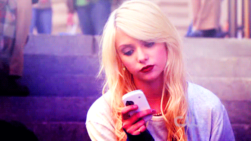 GIF chica leyendo un mensaje de texto en su celular 