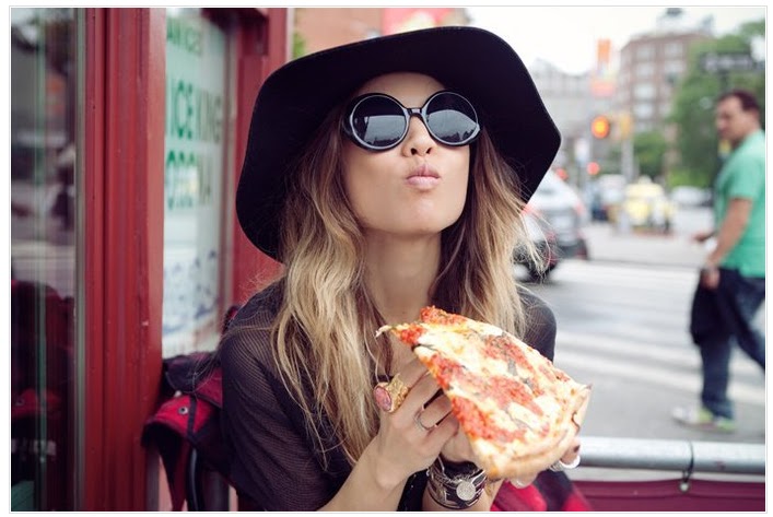 Chica comiendo un trozo de pizza 