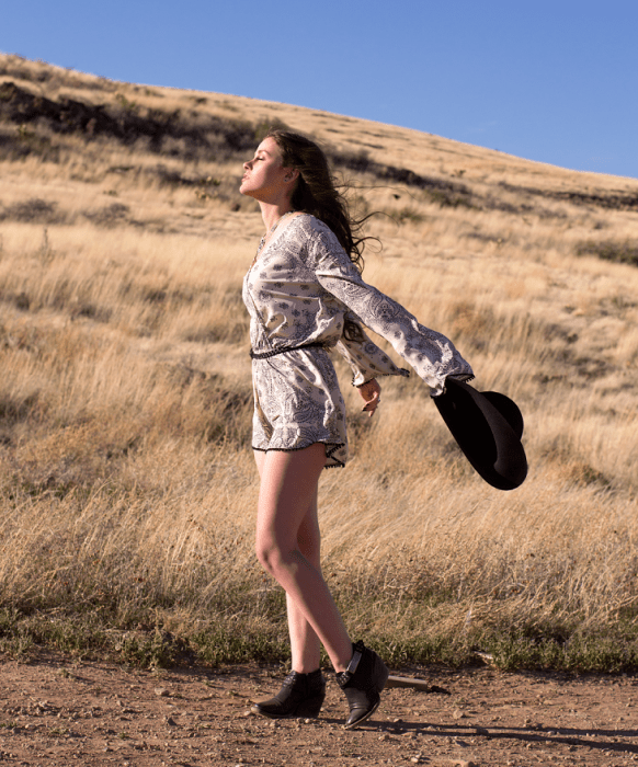 mujer con la cara al sol