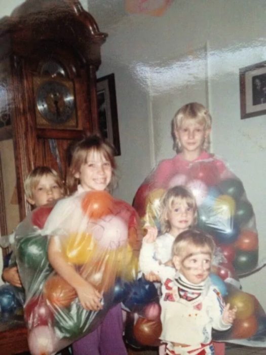 niños disfrazados con bolsas de globos