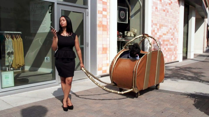 mujer con bolsa como carrito